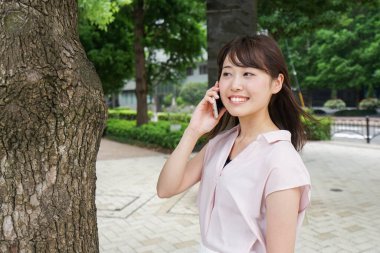 Genç Asyalı kadın caddeden arıyor.