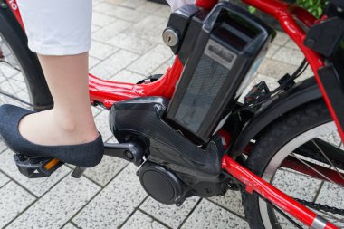 Bisiklet süren kadının yakın plan fotoğrafı.