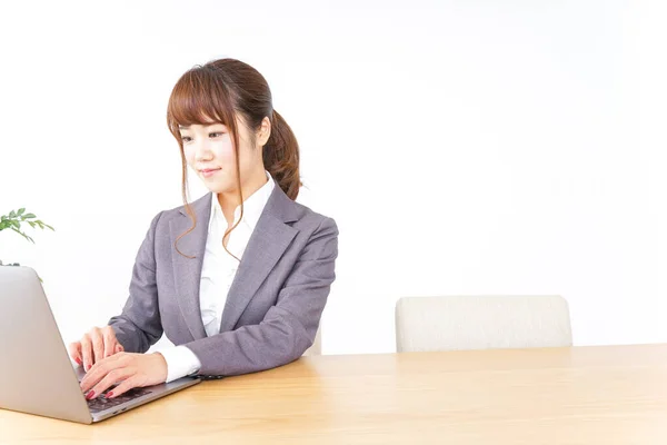 Asiatische Geschäftsfrau Mit Einem Laptop — Stockfoto