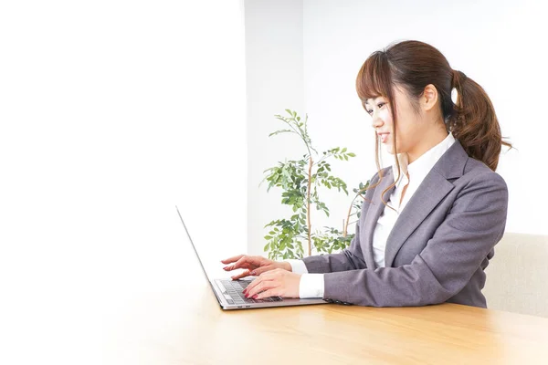 Asiatische Geschäftsfrau Mit Einem Laptop — Stockfoto