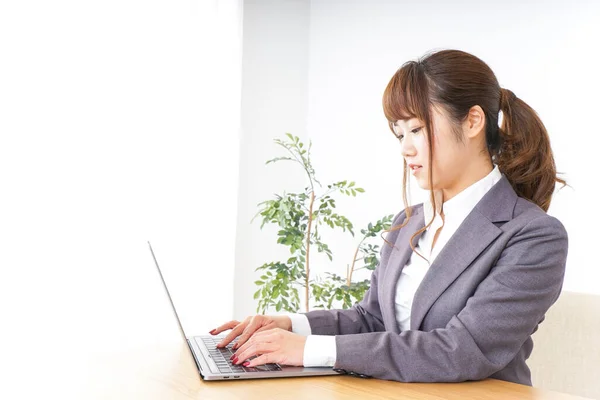 Asiatische Geschäftsfrau Mit Einem Laptop — Stockfoto