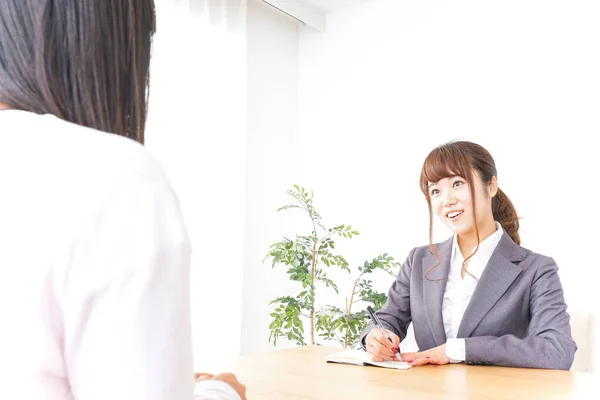 Mulher Negócios Fazendo Entrevista Emprego Escritório — Fotografia de Stock