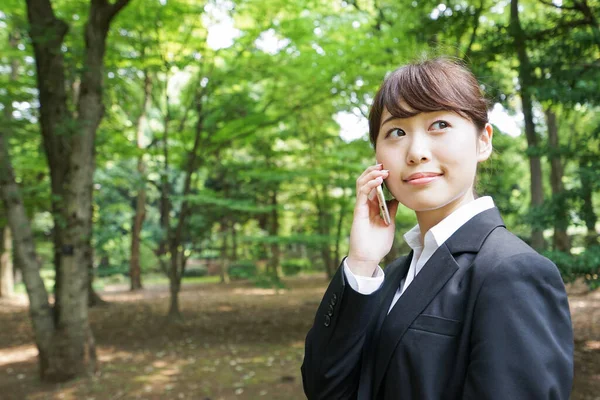Bizneswoman Rozmawia Przez Telefon — Zdjęcie stockowe