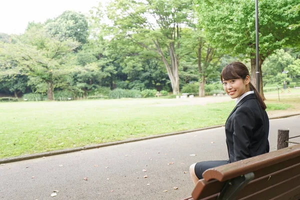 Junge Asiatische Geschäftsfrau Sitzt Auf Bank — Stockfoto