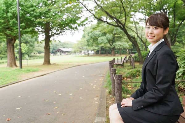 Junge Asiatische Geschäftsfrau Sitzt Auf Bank — Stockfoto