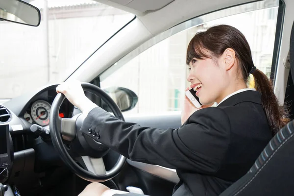 Ung Asiatisk Affärskvinna Ringer Bil — Stockfoto