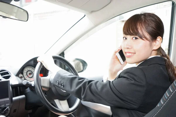 Młody Azji Bizneswoman Telefoniczne Samochód — Zdjęcie stockowe