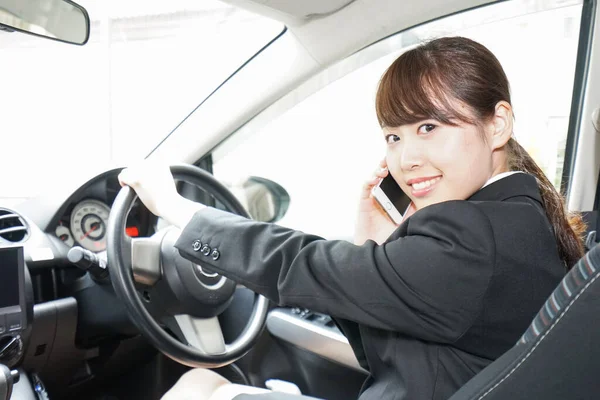 Młody Azji Bizneswoman Telefoniczne Samochód — Zdjęcie stockowe