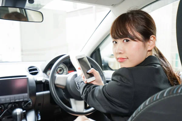 Mulher Carreira Telefonando Carro — Fotografia de Stock