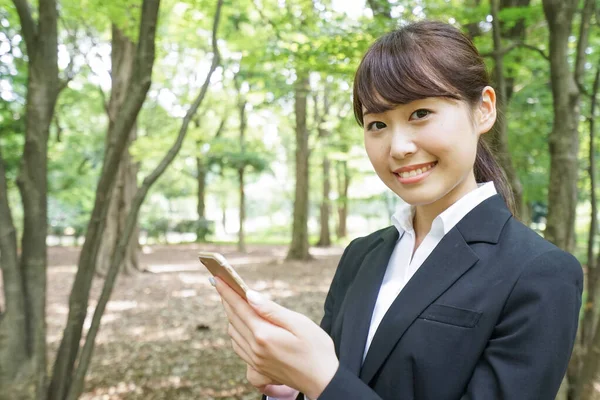 Jeune Femme Affaires Asiatique Avec Smartphone Dans Parc — Photo