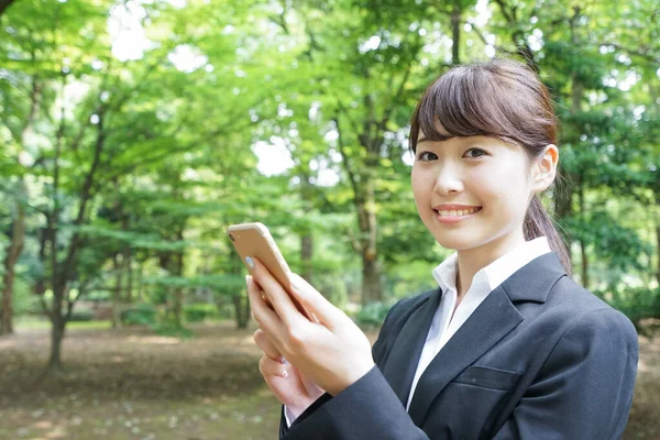 Jong Aziatisch Zakenvrouw Met Smartphone Park — Stockfoto