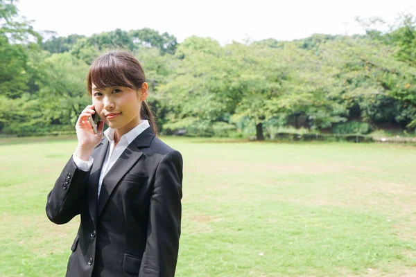 Young Asian Businesswoman Smartphone Park — Stock Photo, Image