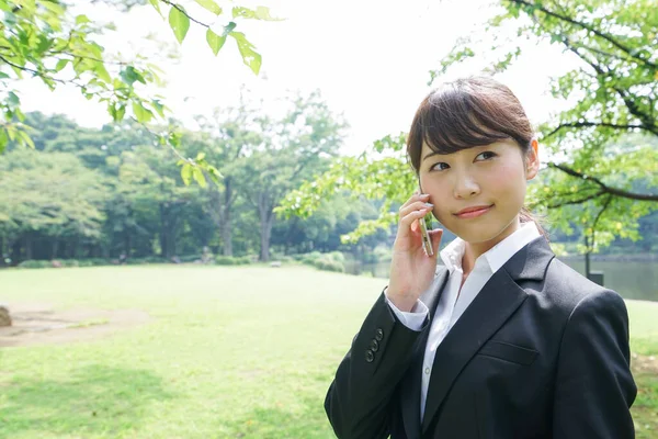Młody Azji Bizneswoman Smartphone Park — Zdjęcie stockowe