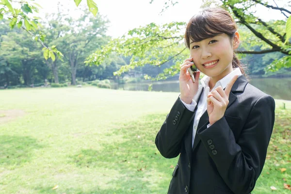 Młody Azji Bizneswoman Smartphone Park — Zdjęcie stockowe