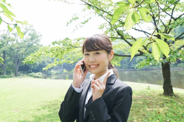 Young Asian Businesswoman Smartphone Park — Stock Photo, Image