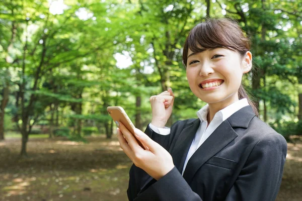 Junge Asiatische Geschäftsfrau Mit Smartphone Park — Stockfoto