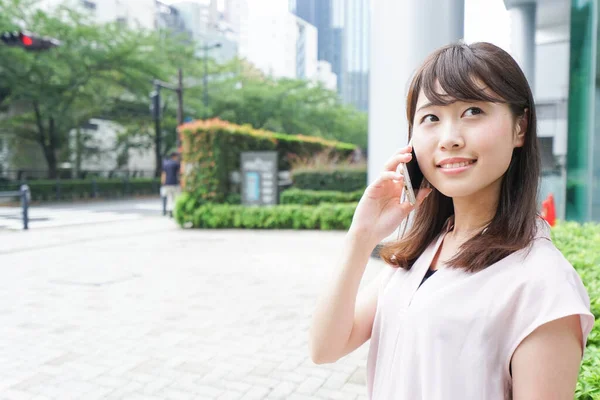 Jovem Mulher Asiática Telefone Chamando Rua — Fotografia de Stock