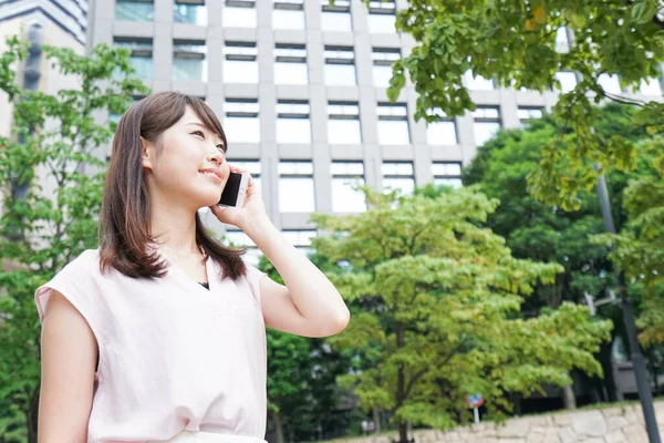 Jovem Mulher Asiática Telefone Chamando Rua — Fotografia de Stock