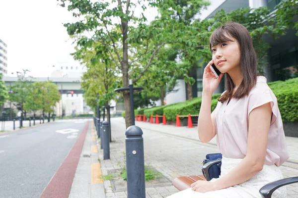 Jovem Mulher Asiática Telefone Chamando Rua — Fotografia de Stock