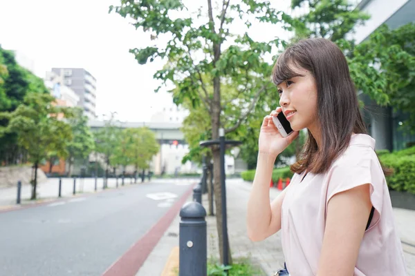 Młody Azji Kobieta Telefon Dzwoniąc Ulicę — Zdjęcie stockowe