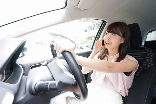 Condução Jovem Mulher Asiática Usando Smartphone — Fotografia de Stock