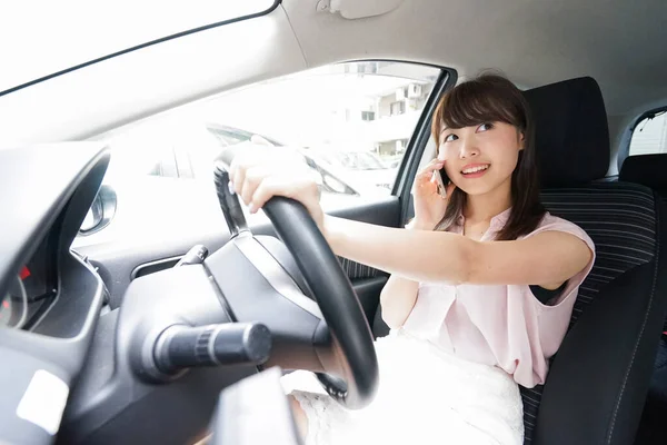 Conducción Joven Asiático Mujer Usando Smartphone — Foto de Stock