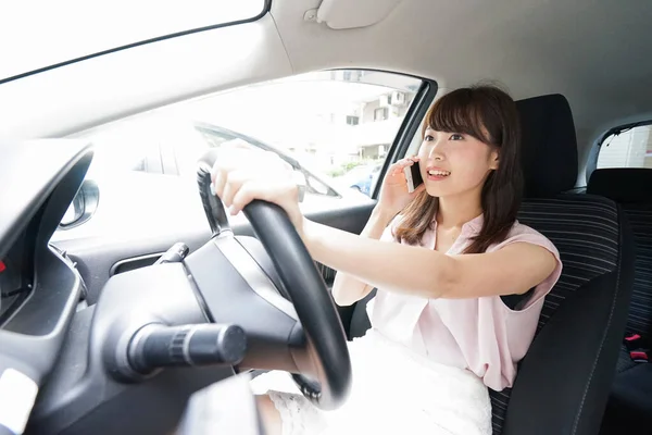 Condução Jovem Mulher Asiática Usando Smartphone — Fotografia de Stock