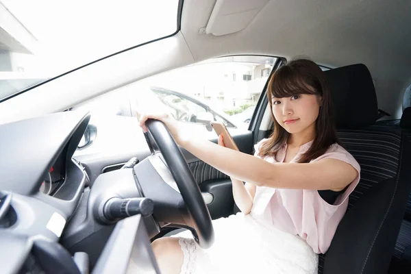 Conducción Joven Asiático Mujer Usando Smartphone — Foto de Stock