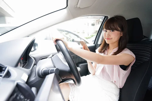 Condução Jovem Mulher Asiática Usando Smartphone — Fotografia de Stock