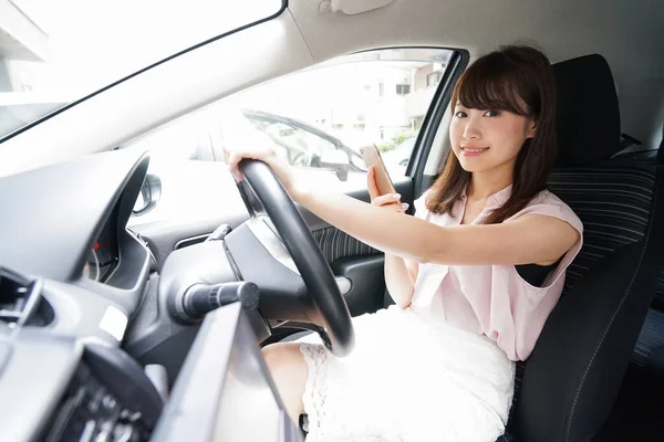 Driving Young Asian Woman Using Smartphone — Stock Photo, Image