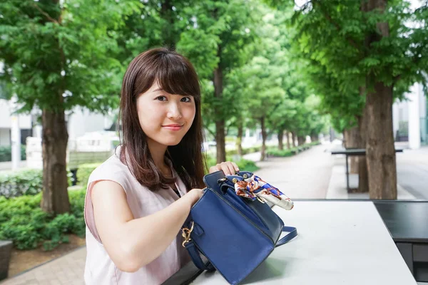 Junge Asiatische Frau Mit Tasche Auf Der Stadtstraße — Stockfoto