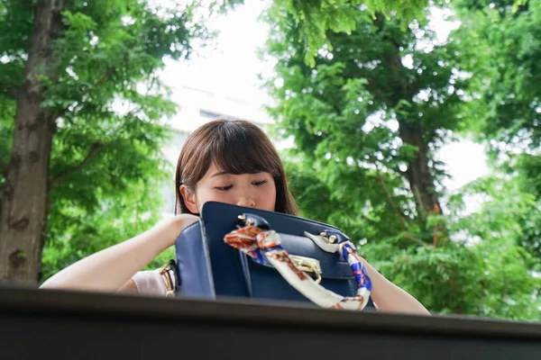 街の通りに袋を持った若いアジア人女性 — ストック写真