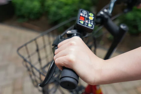 Primer Plano Mujer Montar Bicicleta — Foto de Stock