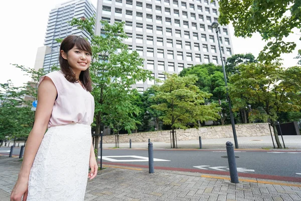 Junge Asiatische Geschäftsfrau Läuft Auf Der Straße Der Stadt — Stockfoto