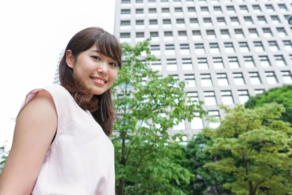 Młody Azji Bizneswoman Spacery Ulicy Miasta — Zdjęcie stockowe