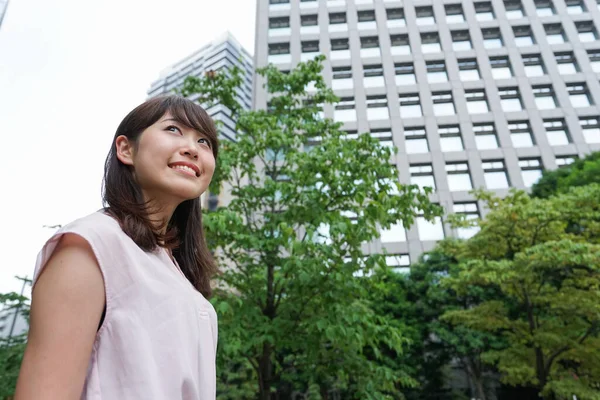 Ung Asiatisk Affärskvinna Promenader Stadens Gata — Stockfoto