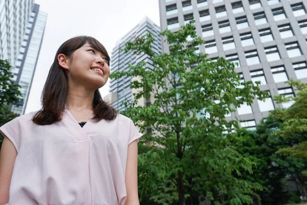 Młody Azji Bizneswoman Spacery Ulicy Miasta — Zdjęcie stockowe