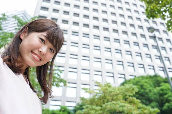 年轻的亚洲女商人走在城市街道上 — 图库照片