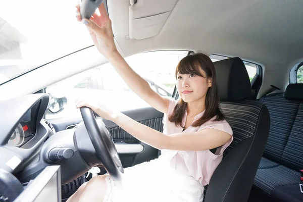 Jovem Mulher Asiática Carro Verificando Espelho — Fotografia de Stock