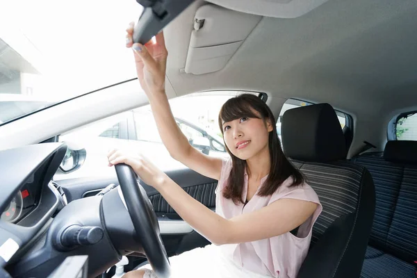 Jovem Mulher Asiática Carro Verificando Espelho — Fotografia de Stock