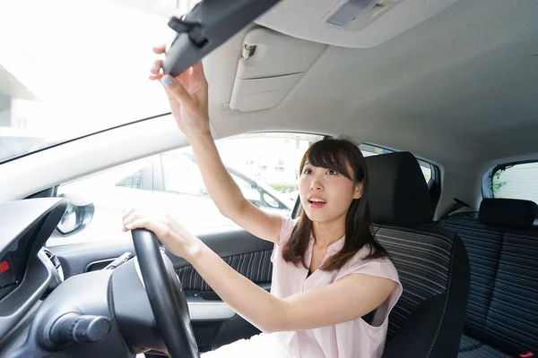 Jovem Mulher Asiática Carro Verificando Espelho — Fotografia de Stock