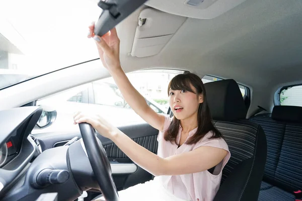 Jovem Mulher Asiática Carro Verificando Espelho — Fotografia de Stock