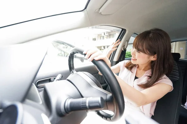 Junge Autofahrerin Winkt Mit Der Hand — Stockfoto