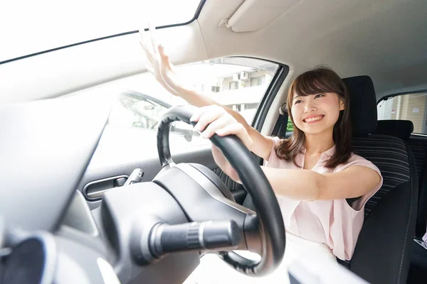 Junge Autofahrerin Winkt Mit Der Hand — Stockfoto