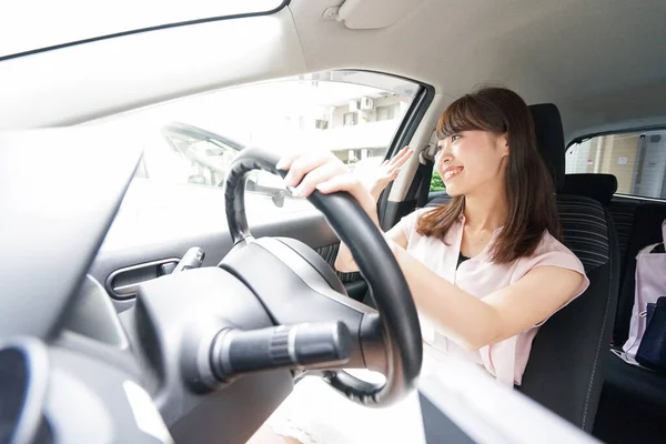 Junge Autofahrerin Winkt Mit Der Hand — Stockfoto