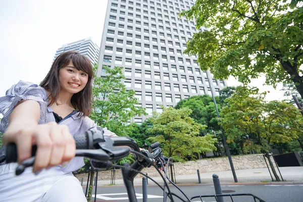 Женщина Электрическом Велосипеде Улице — стоковое фото