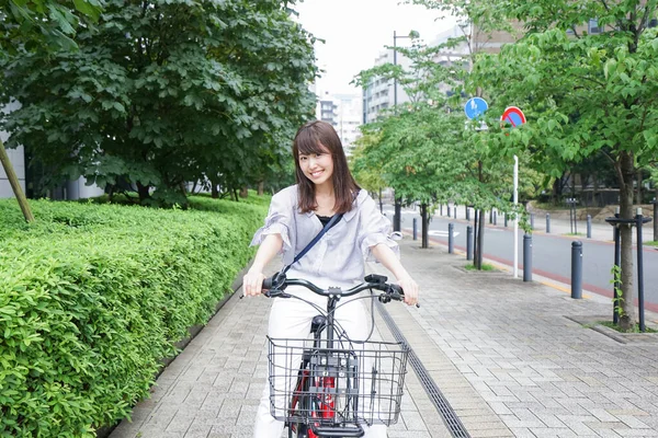 Γυναίκα Ιππασία Ηλεκτρικό Ποδήλατο Στο Δρόμο — Φωτογραφία Αρχείου