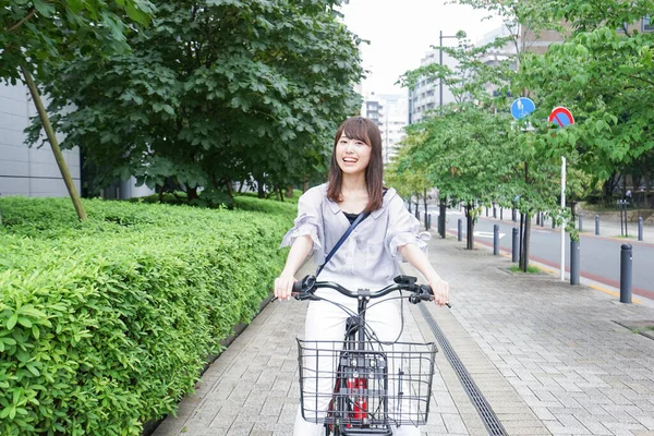 Kobieta Jazda Rowerze Elektrycznym Ulicy — Zdjęcie stockowe