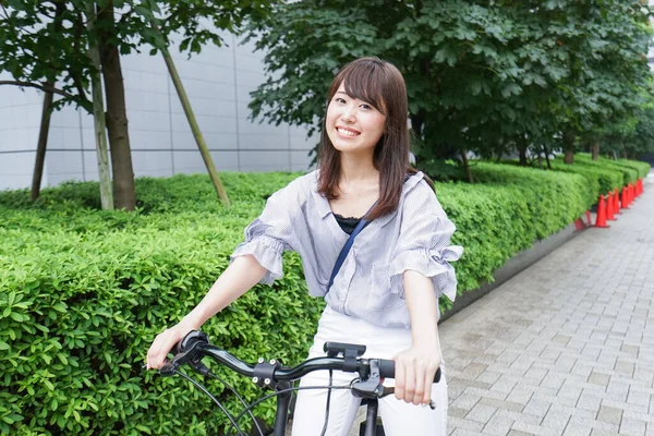 Mujer Montando Bicicleta Eléctrica Calle — Foto de Stock