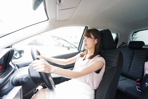 Młoda Azjatycka Kobieta Jazdy Samochodem Wypadek Samochodowy — Zdjęcie stockowe
